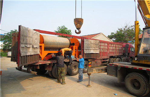 磁選機，磁選機的具體的工藝要求是怎么樣？_鐵礦磁選機滾筒的耐磨壽命和選礦企業(yè)生產效率！磁場一般為多少_磁塊如何排列