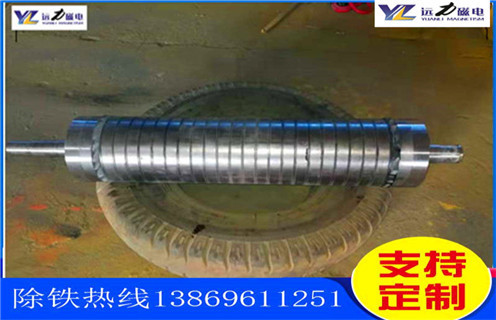 石英砂除鐵磁選機(jī)的性能特點(diǎn)_釩鈦鐵礦石英砂除鐵磁選機(jī)的性能特點(diǎn)型號(hào)參數(shù)及磁場強(qiáng)度，石英砂除鐵磁選機(jī)按磁場的強(qiáng)度分強(qiáng)磁除鐵機(jī)和低磁除鐵機(jī)，強(qiáng)磁除鐵機(jī)的磁場強(qiáng)度在12000高斯到15000高斯之間，低磁除鐵機(jī)的磁場強(qiáng)度在3000高斯左右。不同的礦物的則需要不同的選礦設(shè)備，結(jié)構(gòu)性質(zhì)的不同來選擇不同的磁場。遠(yuǎn)力磁電的磁選設(shè)備型號(hào)齊全，規(guī)格標(biāo)準(zhǔn)，質(zhì)量可靠，是廣大礦山公司的理想合作伙伴。 一、石英砂除鐵磁選機(jī)的性能特點(diǎn)_釩鈦鐵礦石英砂除鐵磁選機(jī)的性能特點(diǎn)型號(hào)參數(shù)及磁場強(qiáng)度 石英砂除鐵磁選機(jī)是一種永磁除鐵器，采用超強(qiáng)稀土永磁釹鐵硼作為磁源，磁笥能穩(wěn)定，磁路設(shè)計(jì)獨(dú)特，此除鐵器磁力強(qiáng)，磁場梯度高，吸力遠(yuǎn)大于國標(biāo)除鐵器;具有自動(dòng)糾偏功能的腰鼓形滾筒，全密封鑄鋼軸承座，保證除鐵器在各種惡劣環(huán)境下長期無故障工作。其廣泛應(yīng)用于煤礦、碼頭、火力發(fā)電、水泥、建材等行業(yè)。 二、石英砂除鐵磁選機(jī)的性能特點(diǎn)_釩鈦鐵礦石英砂除鐵磁選機(jī)的性能特點(diǎn)型號(hào)參數(shù)及磁場強(qiáng)度性能特點(diǎn): 1、采用計(jì)算機(jī)模擬磁路設(shè)計(jì)，磁場分布不合理，透磁深度大。 2、除鐵器本體比電磁除鐵器簡化，不需勵(lì)磁電源，不需冷卻系統(tǒng)。 3、省電節(jié)能，故障率低。 4、操作簡單，運(yùn)行安全可靠