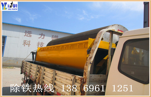 .遠(yuǎn)力干式磁選機(jī)新型設(shè)計,減少尾礦跑尾  　　濰坊遠(yuǎn)力磁電科技有限公司獨創(chuàng)的專利技術(shù),采用吸附.去雜.提純.脫磁4段復(fù)合磁系的排列方法,采用優(yōu)質(zhì)鐵氧體和釹鐵硼材料與稀土磁鋼復(fù)合而成.此種磁系排列方法可廣泛應(yīng)用于貧磁鐵礦的富集提純.河沙選鐵.鋼渣提純.鈦鐵礦分離等,干式磁選機(jī)非常適用于干旱缺水地區(qū),節(jié)省水資源,降低選礦成本,為超貧磁鐵礦開采和利用開辟了一條新途徑. 采用獨有變頻調(diào)速電動機(jī),使用壽命長,運(yùn)行故障低,可隨時調(diào)節(jié)粗精礦品味高低