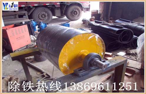 　　采用永磁滾筒的強(qiáng)磁處理碳酸鈣水效果顯著,高爐冷卻系統(tǒng)對于高爐正常生產(chǎn)和長壽至關(guān)重要.如果冷卻水有問題,在冷卻器水管內(nèi)部沉淀雜質(zhì)或結(jié)垢或被腐蝕,那么這些部位就會產(chǎn)生局部過熱現(xiàn)象,造成溫度的上升,無論冷卻器在設(shè)計(jì)上多么合理,終究擺脫不了被燒壞的命運(yùn).那什么能夠解決的這種棘手的問題呢?那就是永磁滾筒,接下來就由濰坊遠(yuǎn)力小編給大家介紹一下永磁滾筒如何運(yùn)用技術(shù)著手處理高爐循環(huán)冷卻水的. 　　采用永磁滾筒的強(qiáng)磁處理循環(huán)冷卻水可抑制碳酸鈣沉淀的生成,使得原來附著在管壁上的舊垢明顯脫落.經(jīng)過對試驗(yàn)數(shù)據(jù)的整理分析,得到磁化防垢效果的最佳方案為磁場強(qiáng)度為34000 Gs.磁處理能夠起到降低pH值的作用.冷卻水的pH值隨著時(shí)間的延長而增加,pH 值的增大將有助于垢的生成.研究表明永磁滾筒中的磁處理能夠減緩pH值的增長速度,故能起到防垢抑垢的作用.水樣靜止12h后pH值的變化規(guī)律與試驗(yàn)進(jìn)行中類似,說明磁處理具有“記憶效應(yīng)”.隨著時(shí)間的增加.水溫的升高,經(jīng)過磁場強(qiáng)度34000Gs處理的循環(huán)水的電導(dǎo)率下降的時(shí)間推后,使析出晶核的時(shí)間延長,抑制沉淀的產(chǎn)生